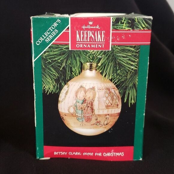 Vintage Hallmark Betsey Clark: Home for Christmas Glass Ball Ornament Dated 1990 - Picture 1 of 11